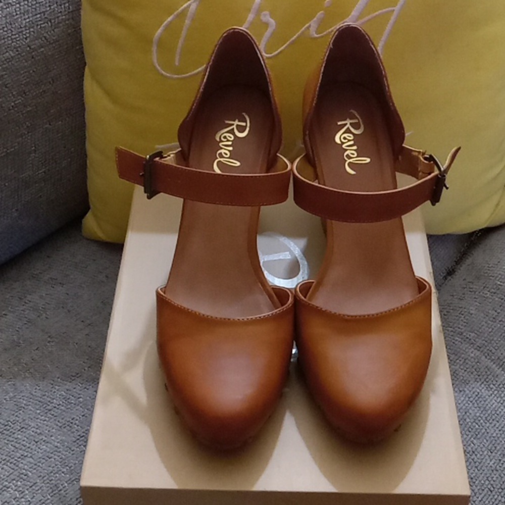 Woman's shoe    "PRICE FIRM"